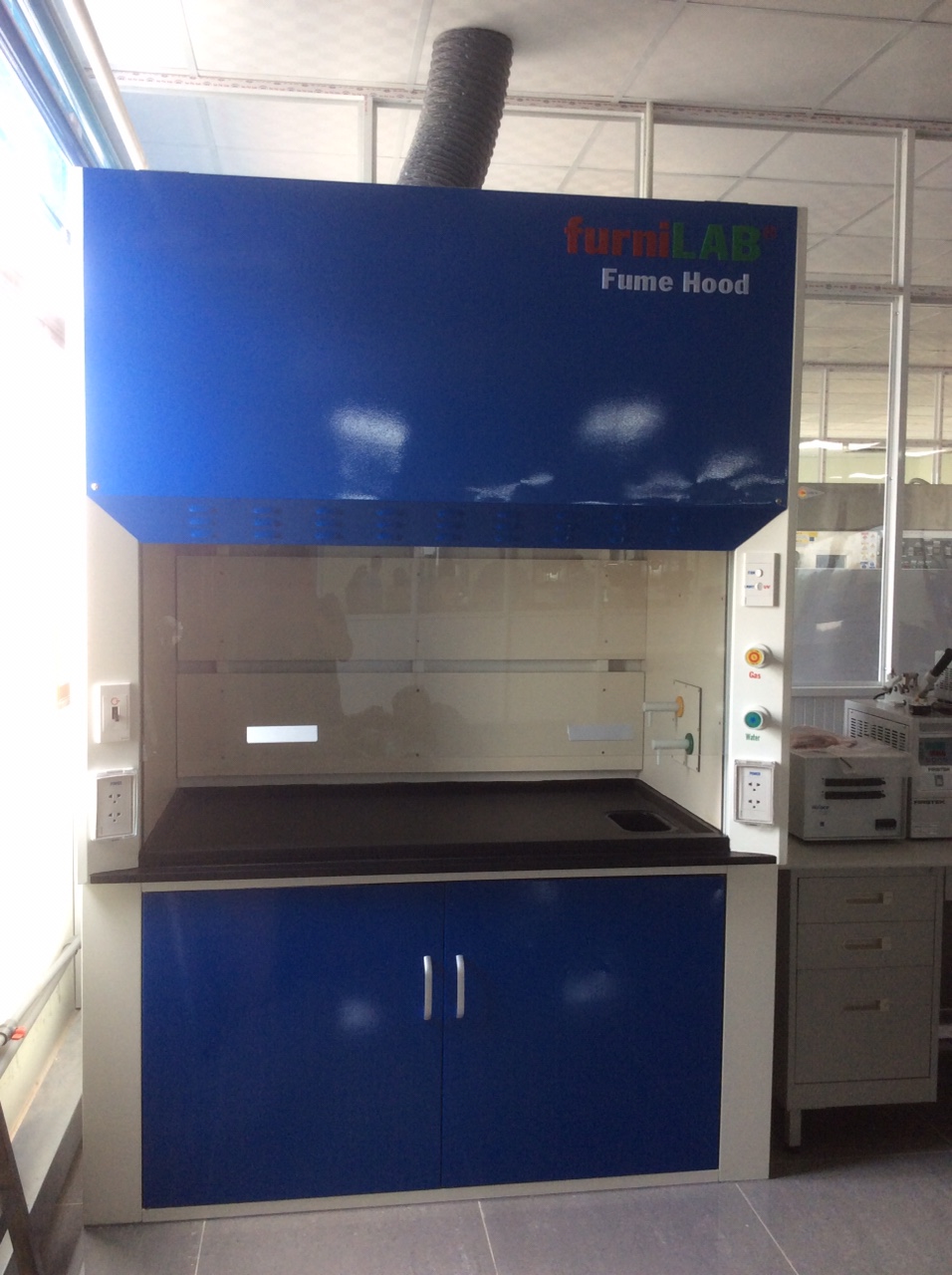 Tủ hút khí độc có khử mùi furniLAB® được lắp đặt cho Công ty cao su Kenda